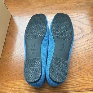 Very comfortable flat made of recycled bottles!  Only worn once to try on.